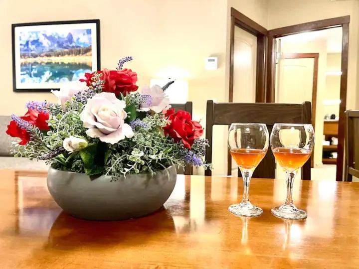 Falcon Crest Lodge 1 Bedroom Condo With Gym & Hot-Tubs & Mountain View 캔모어 외부 사진