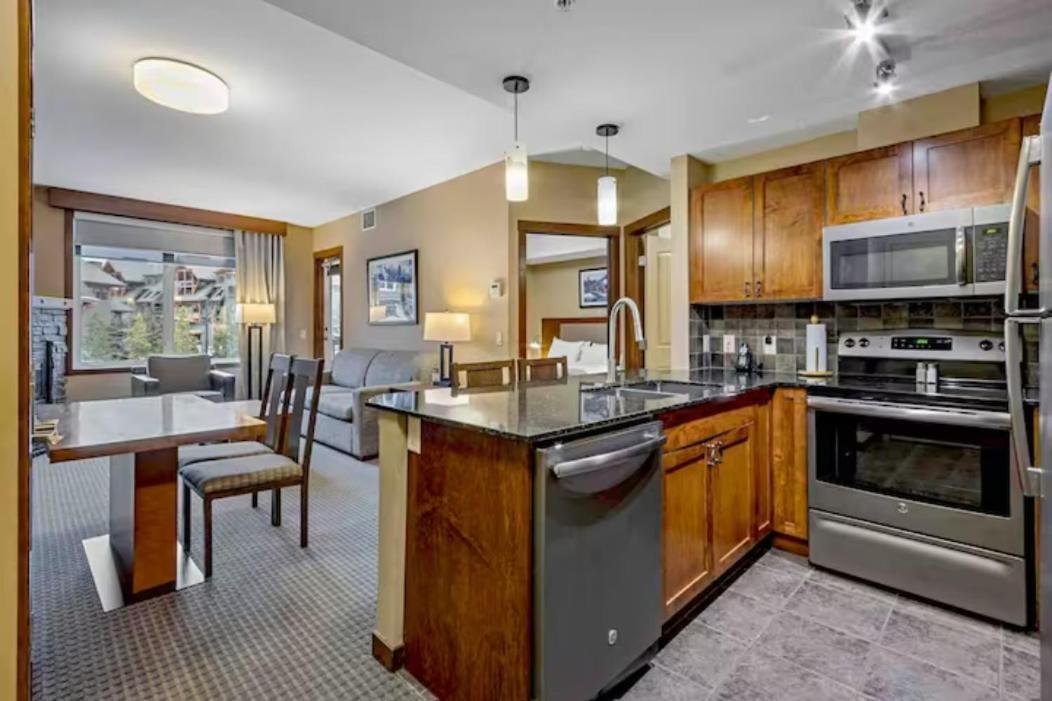 Falcon Crest Lodge 1 Bedroom Condo With Gym & Hot-Tubs & Mountain View 캔모어 외부 사진